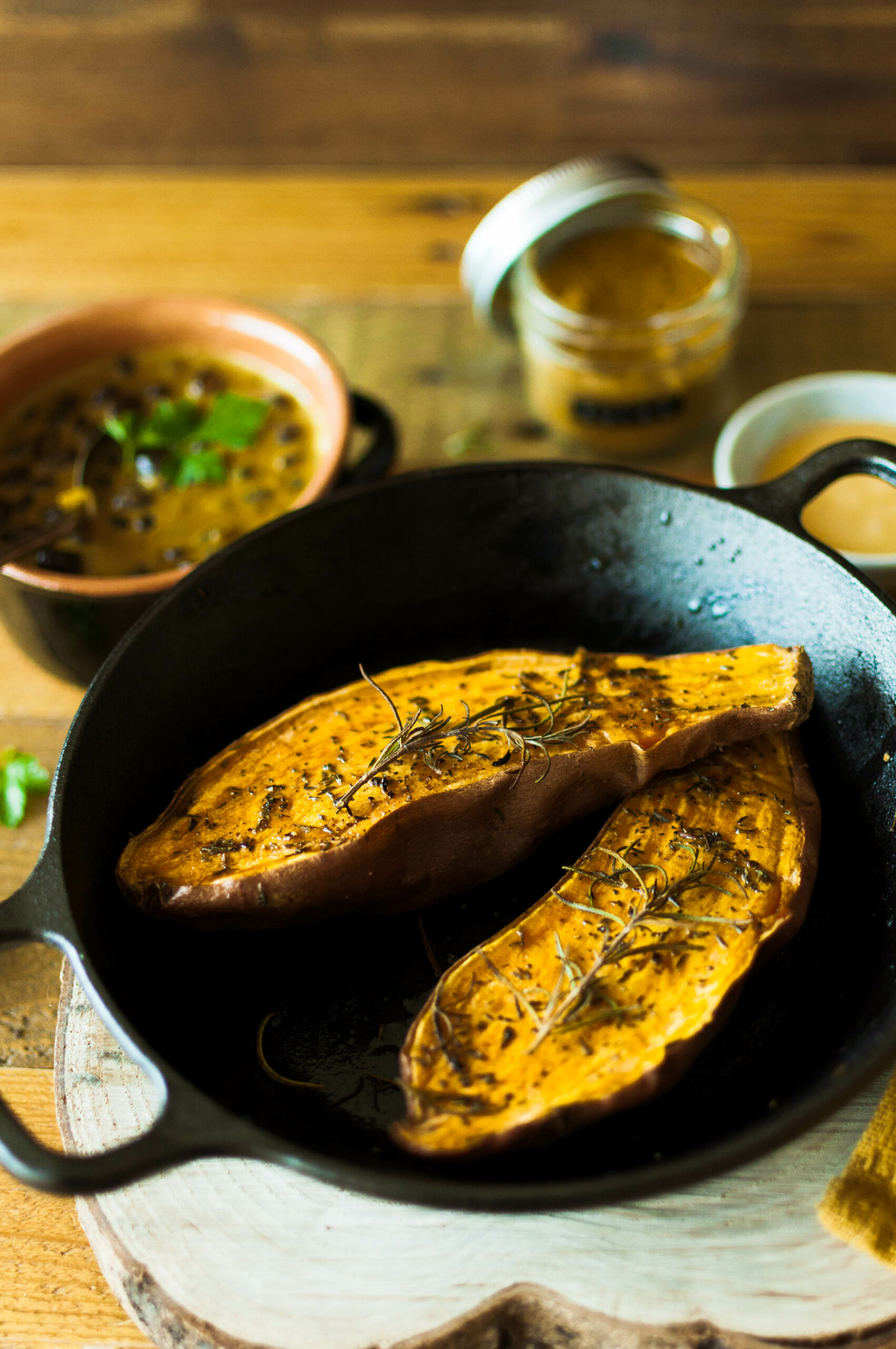 Patates douces rôties et haricots noirs au curry