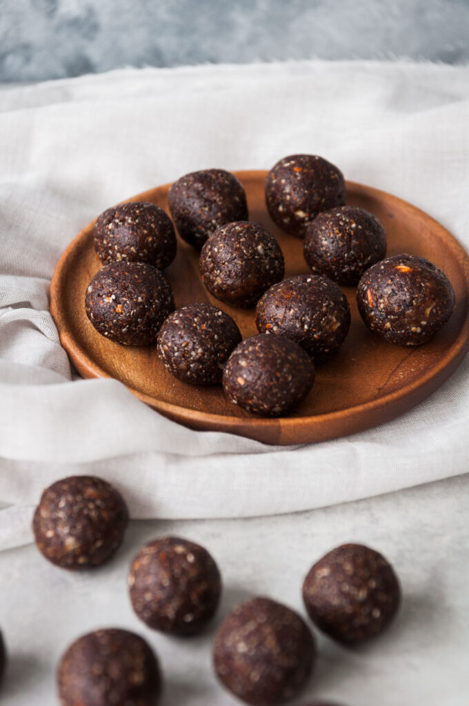 Energy balls dates and chocolate