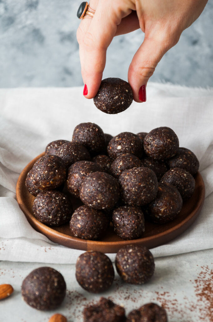 Energy balls dates and chocolate