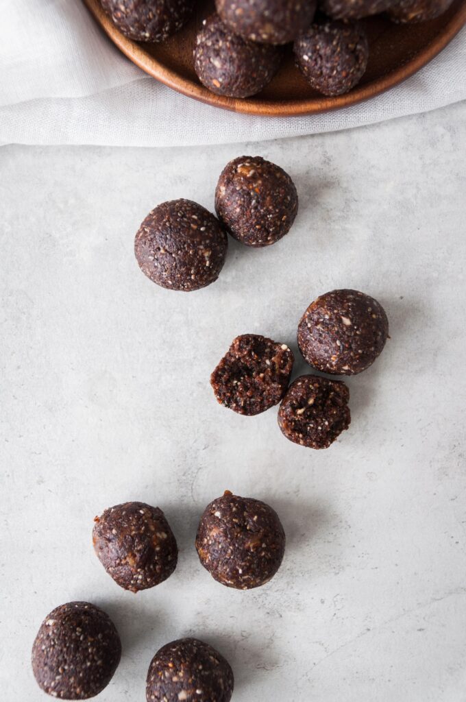 Energy balls dates and chocolate