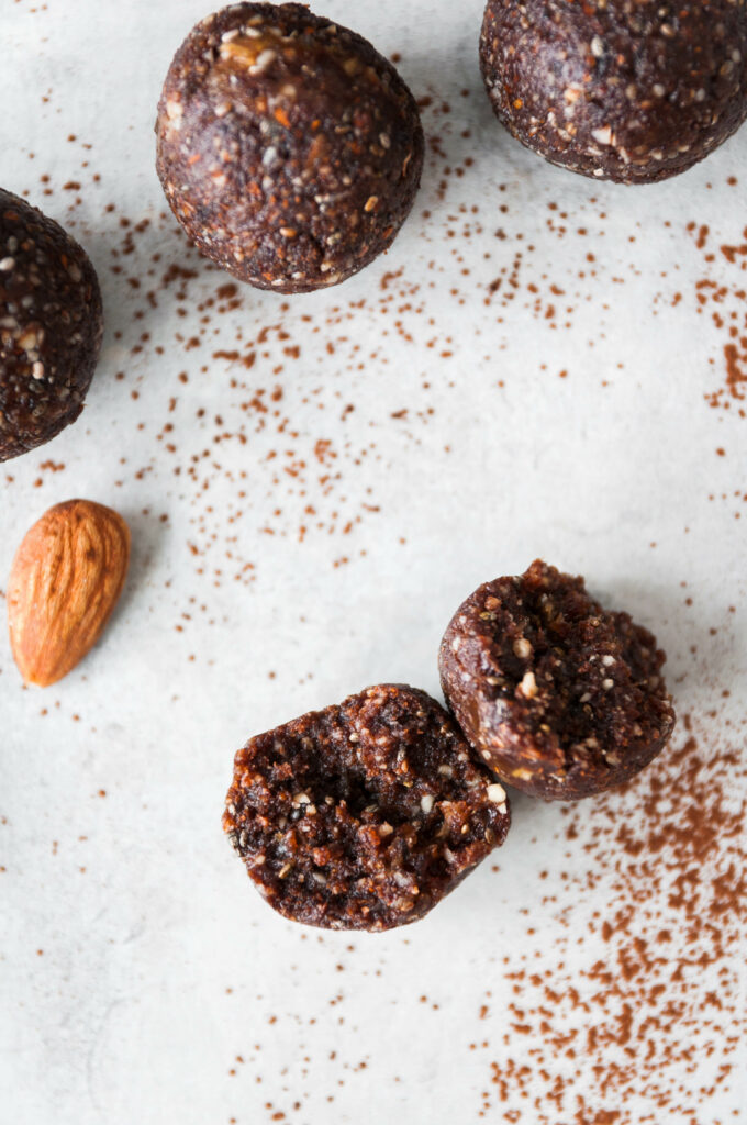 Energy balls dates and chocolate