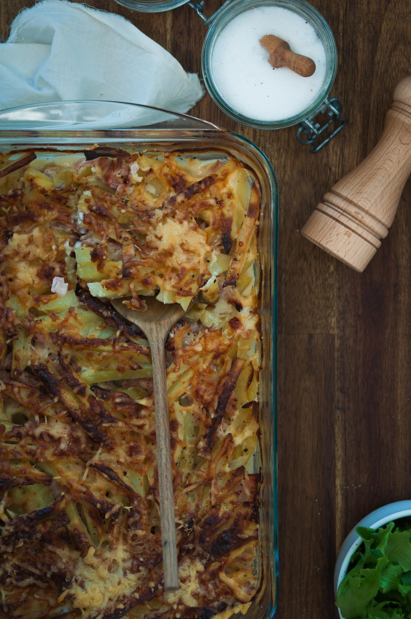 Pommes de terre coupees en rondelles fines avec une mandoline - Cuisine  Culinaire